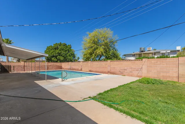 a view of a backyard