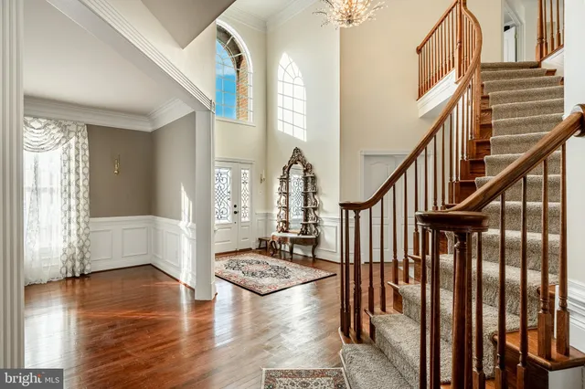 a view of a house with backyard and a tree