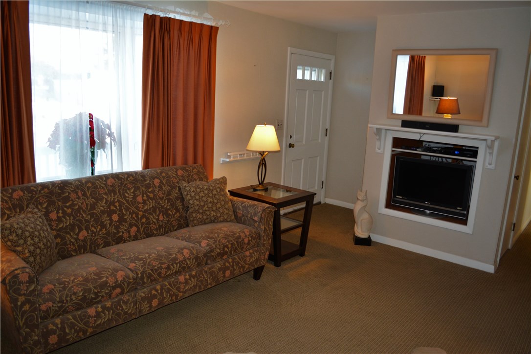 72 Stage Coach Road Portsmouth, RI 02871 - Photo 3 of 24 Front entrance into Living Room