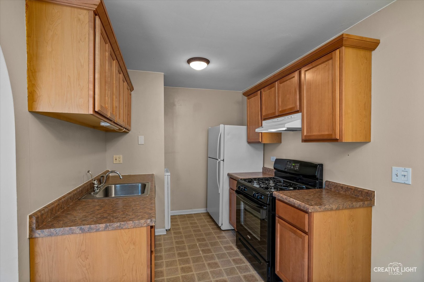 1489 Woodcutter Lane, Unit A Wheaton, IL 60189 - Photo 5 of 20 a kitchen that has a sink and a stove