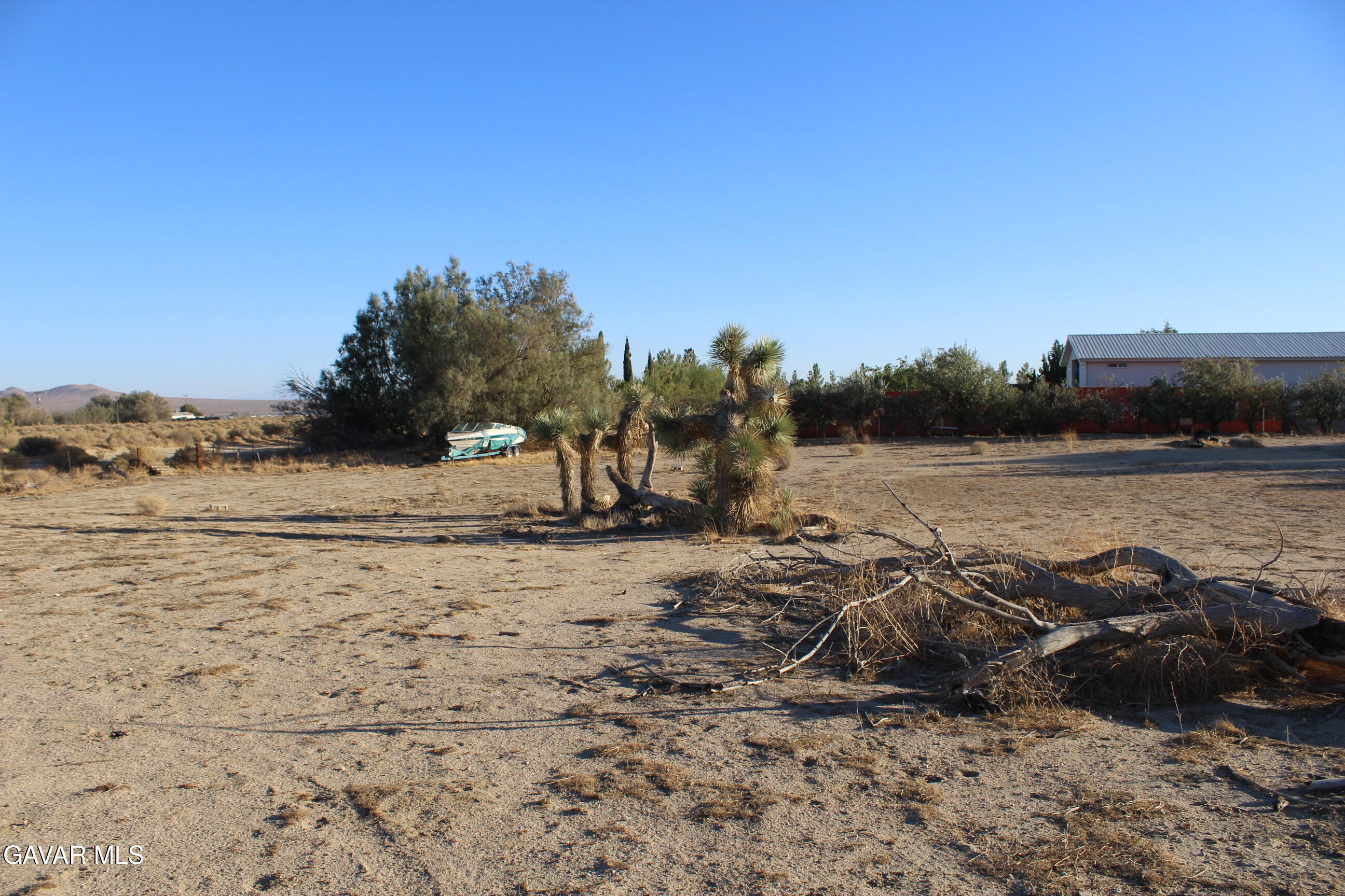 9485 Elberta Street Mojave, CA 93501 - Photo 8 of 12 a view of a lake with a mountain