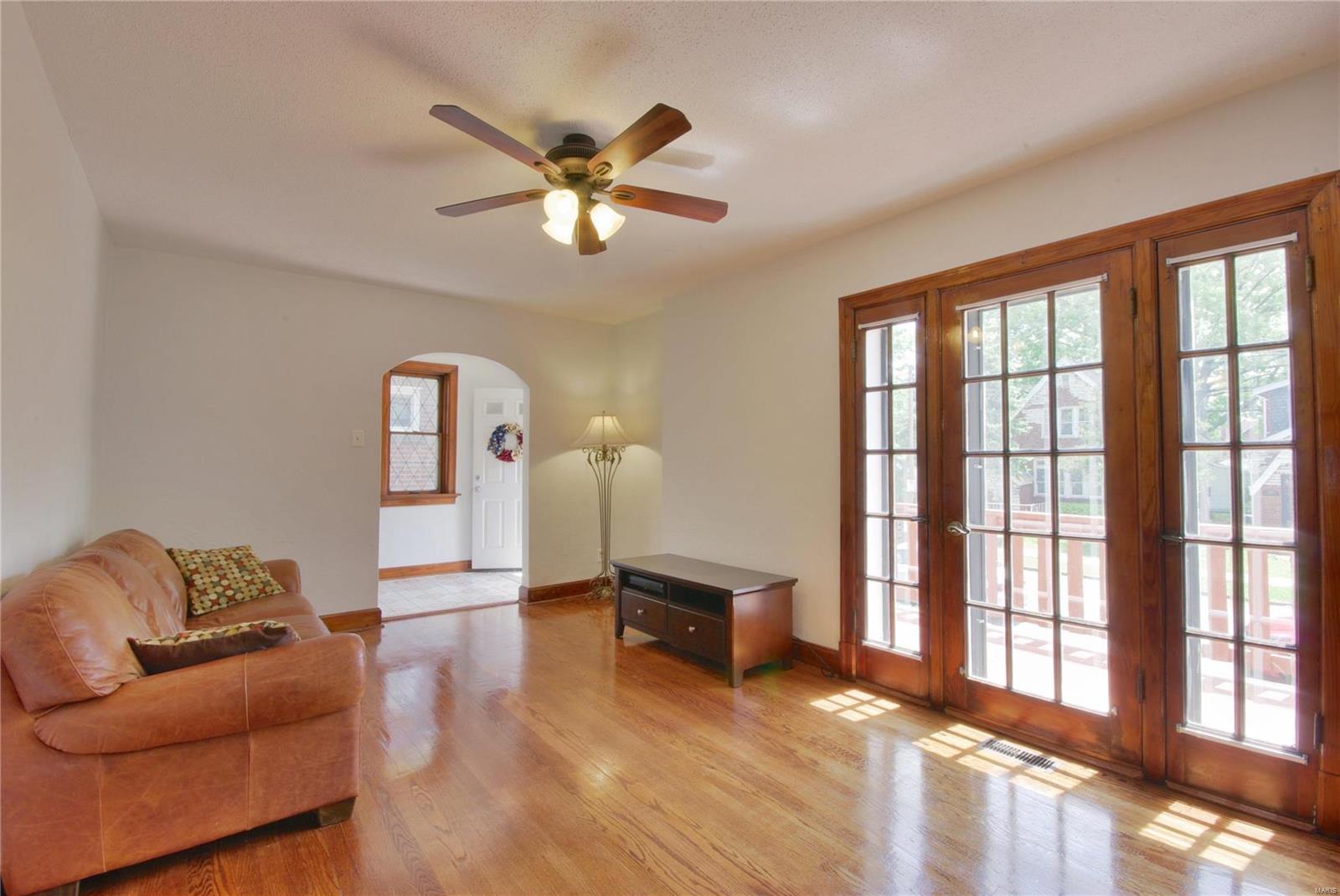 5531 Rosa Avenue St. Louis, MO 63109 - Photo 3 of 19 Gallery Image 3