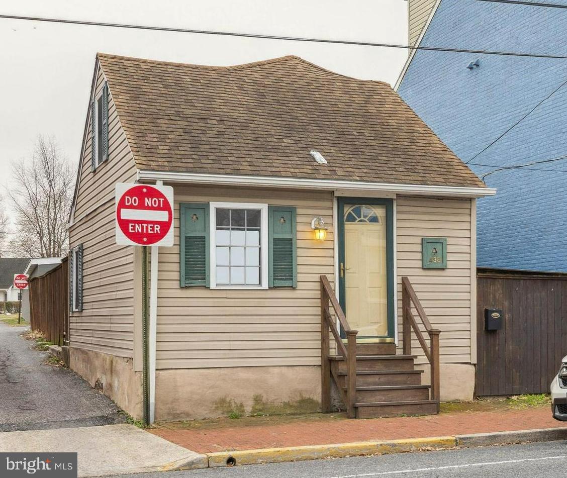 436 West South Street Frederick, MD 21701 - Photo 1 of 25 a sign that is on the wall of building