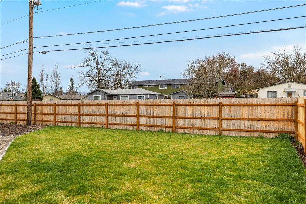140 North 8th Street Central Point, OR 97502 - Photo 25 of 29