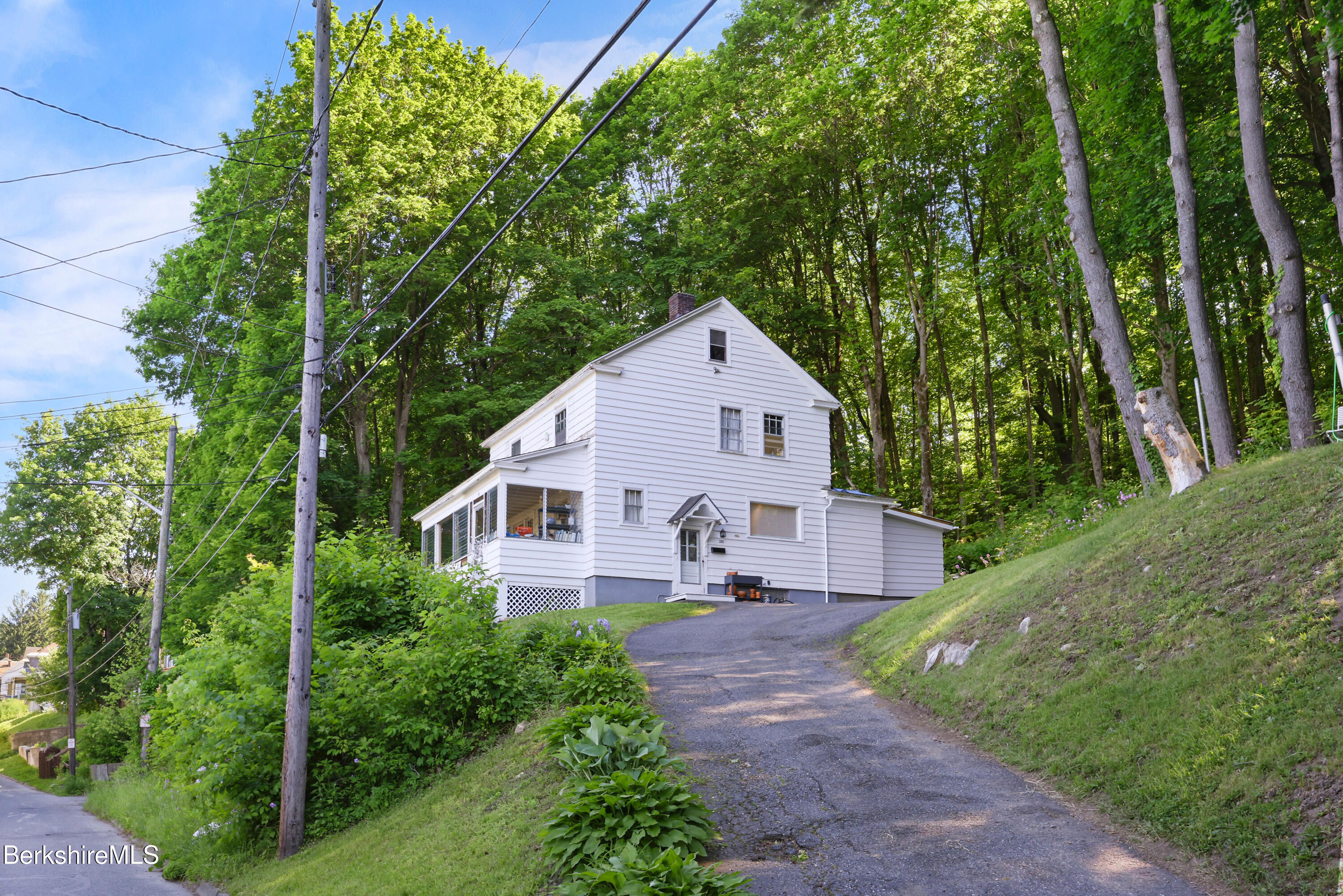 281 Walnut Street North Adams, MA 01247 - Photo 3 of 35 Right