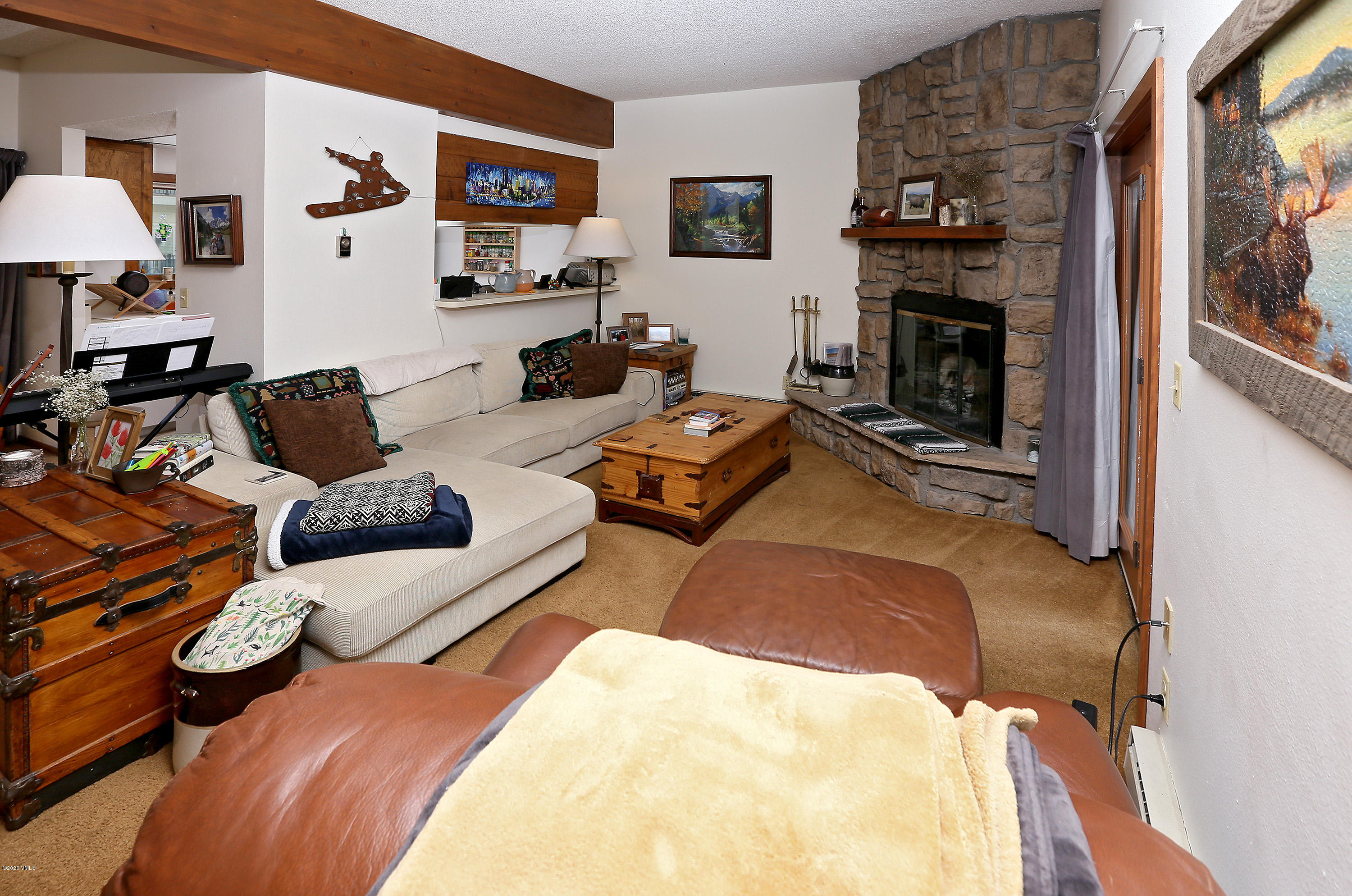 314_eagle_road_unit_3_living_2
