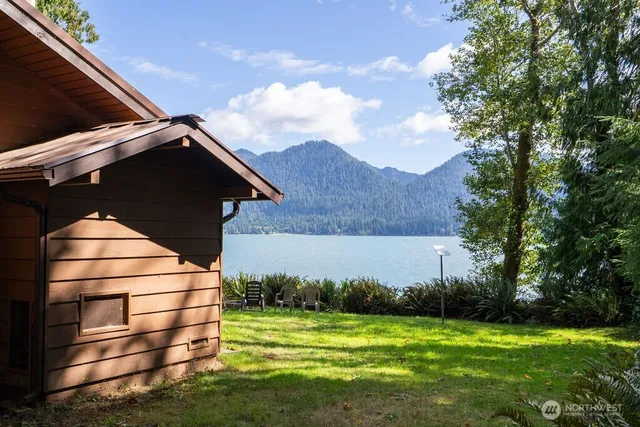 a view of a backyard