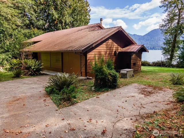 a view of a garden with a building in the background