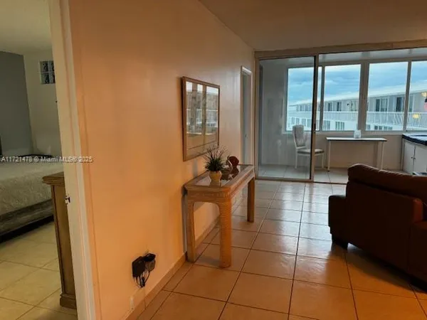 $3,150 | 5401 Collins Avenue, Unit 430, Miami Beach, FL 33140