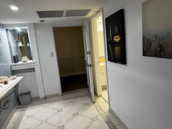 $3,150 | 5401 Collins Avenue, Unit 430, Miami Beach, FL 33140