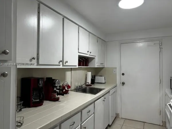 $3,150 | 5401 Collins Avenue, Unit 430, Miami Beach, FL 33140