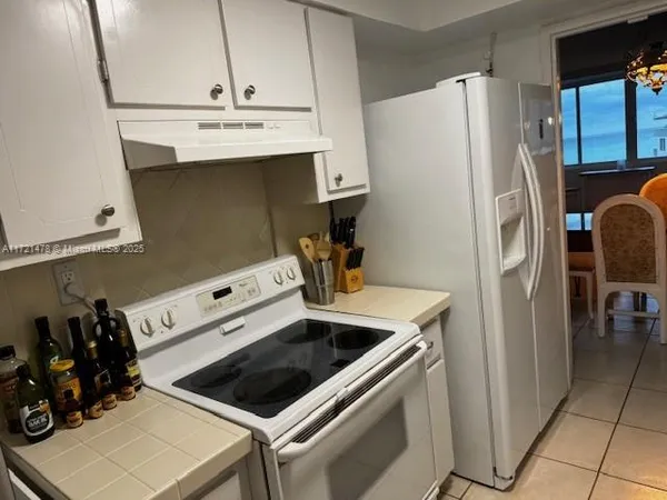 $3,150 | 5401 Collins Avenue, Unit 430, Miami Beach, FL 33140