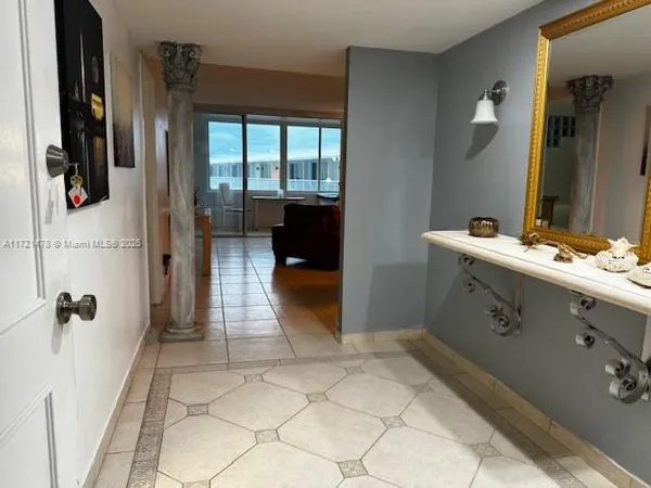 $3,150 | 5401 Collins Avenue, Unit 430, Miami Beach, FL 33140