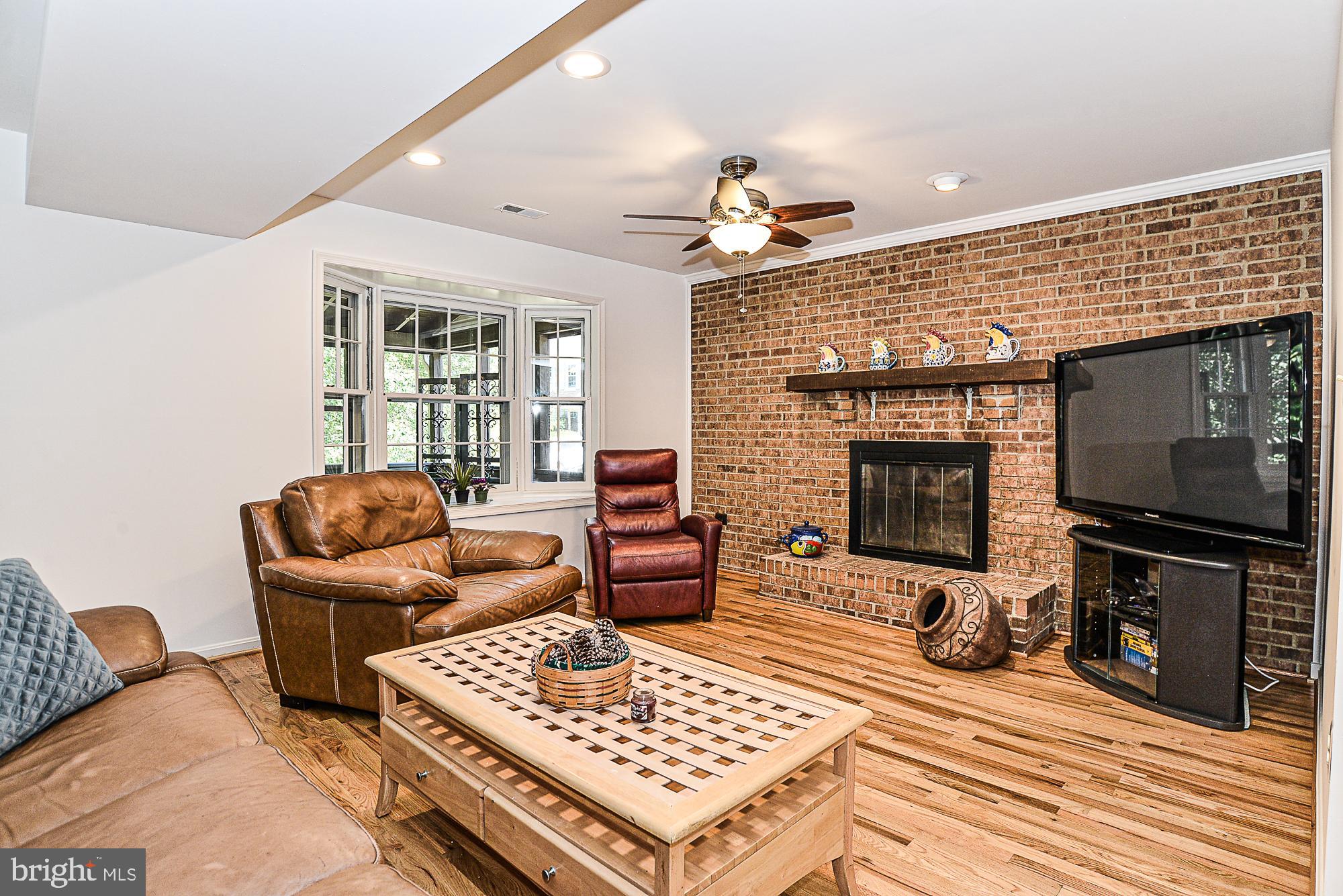 9106 Scott Street Springfield, VA 22153 - Photo 12 of 34 Family room off kitchen
