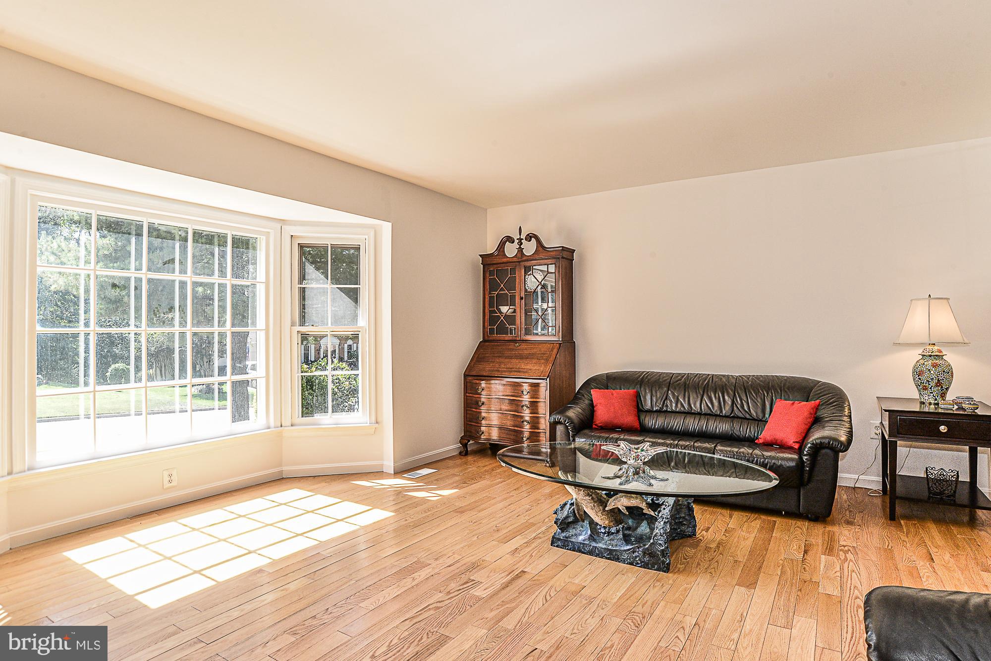 9106 Scott Street Springfield, VA 22153 - Photo 3 of 34 Large bay window in living room