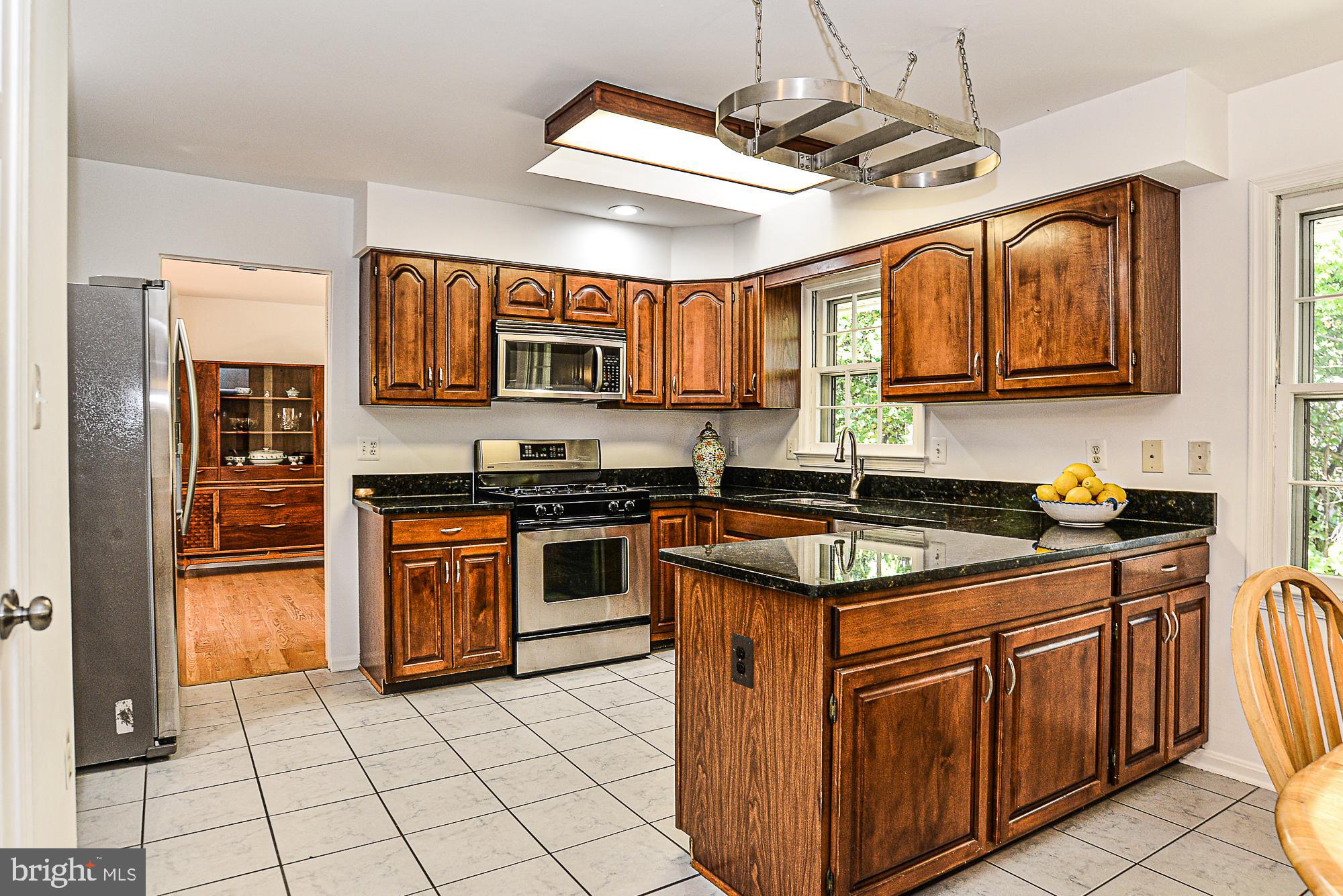 9106 Scott Street Springfield, VA 22153 - Photo 9 of 34 Granite counters & stainless steel appliances!