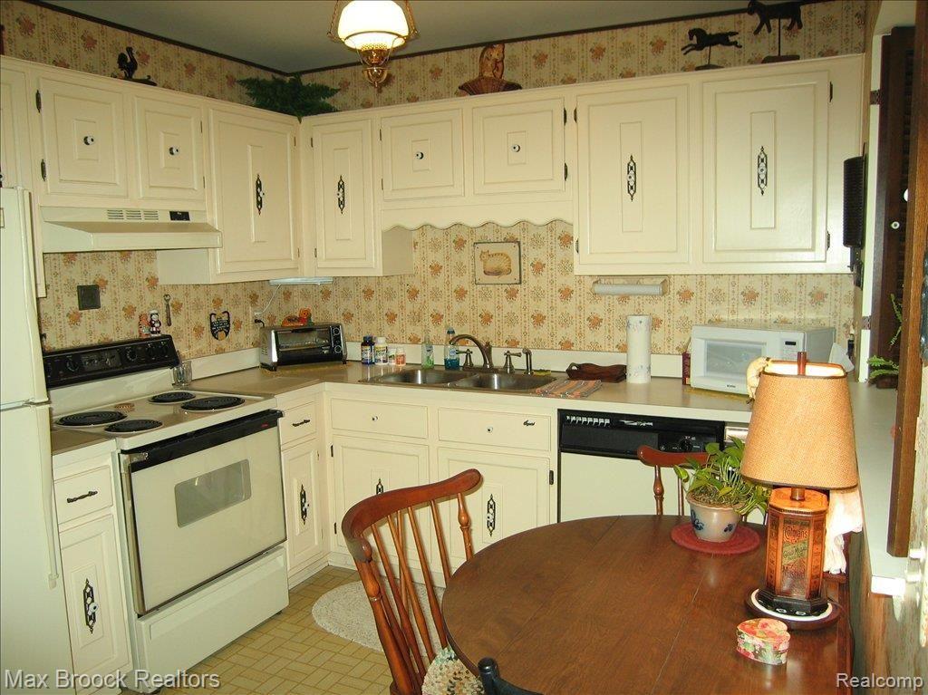 1539 Surrey Lane, Unit 5 Rochester, MI 48306 - Photo 8 of 20 Kitchen with Appliances