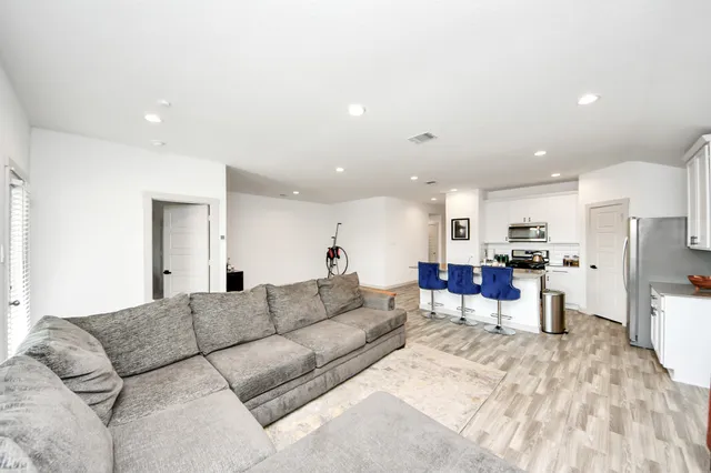 $2,250 | 202 Serena Pk Lane, Rosharon, TX 77583