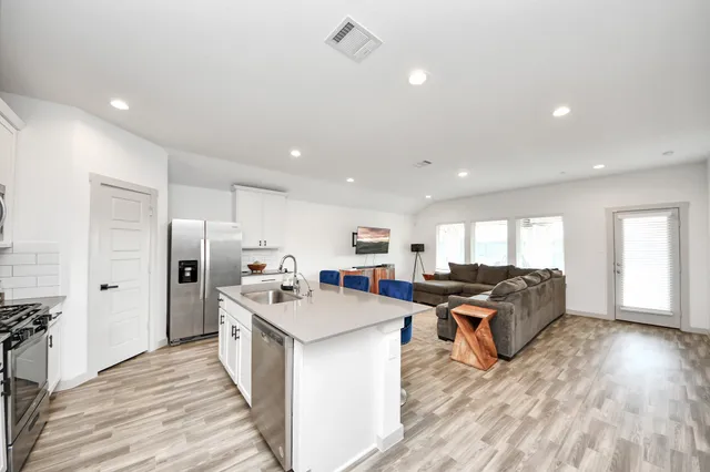 $2,250 | 202 Serena Pk Lane, Rosharon, TX 77583