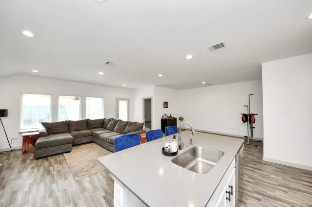 $2,250 | 202 Serena Pk Lane, Rosharon, TX 77583