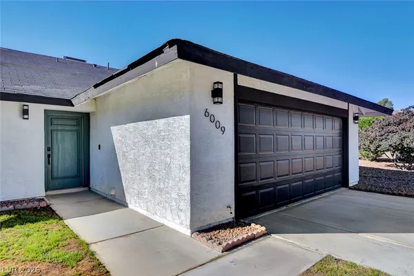 $2,000 | 6009 West Carpenteria Way, Las Vegas, NV 89108