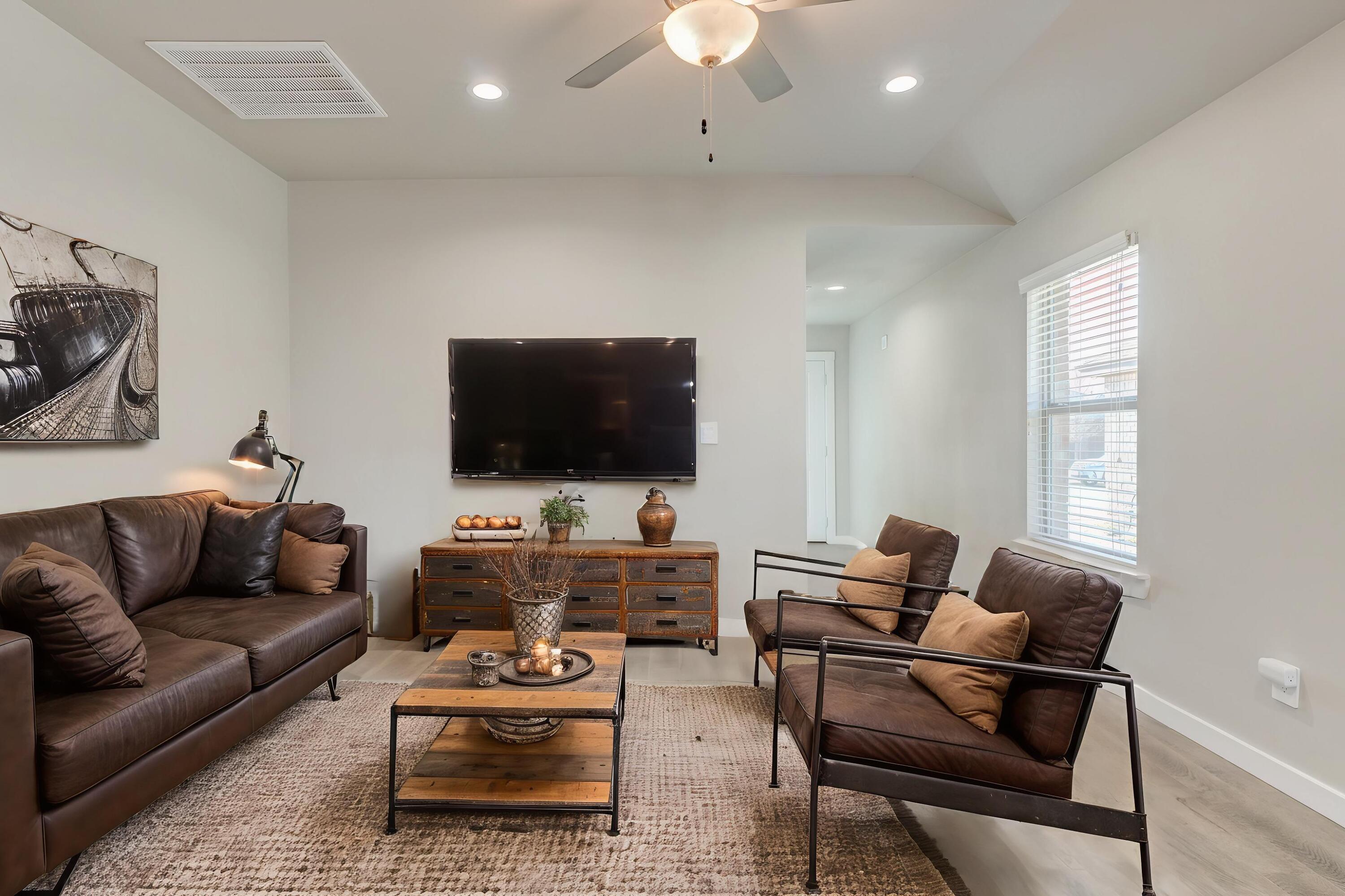 4710 126th Street Lubbock, TX 79424 - Photo 5 of 32 DSC02765_6_7_8_9 - Living Room - Industr