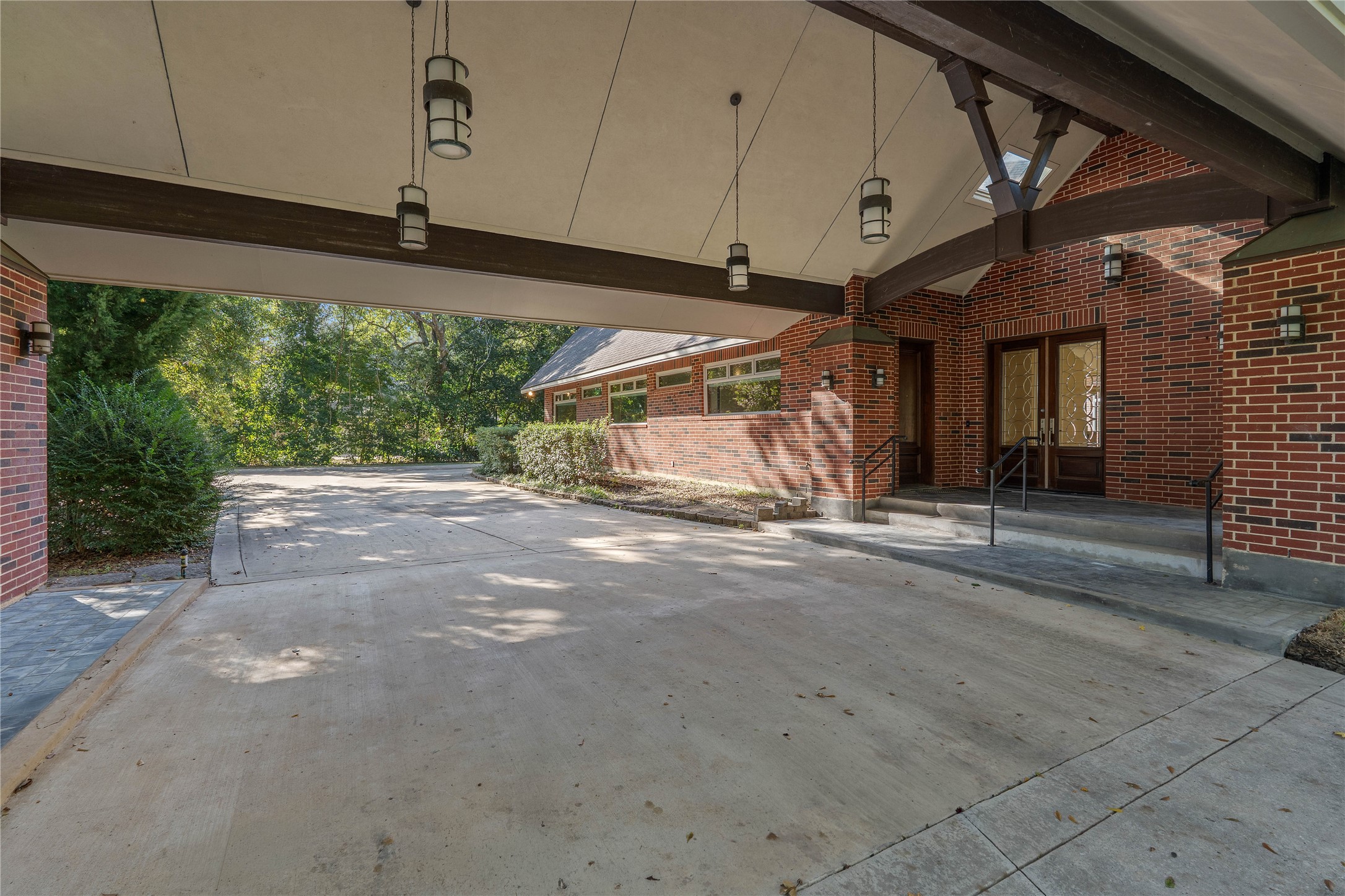 16621 Hereford Road Tomball, TX 77377 - Photo 3 of 46 Welcome to your new home, where a charming drive-up entrance invites you into a blend of elegance and comfort.