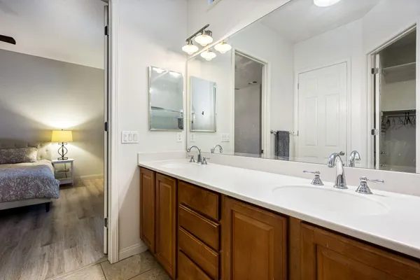 a en suite bathroom with a double vanity sink and a mirror