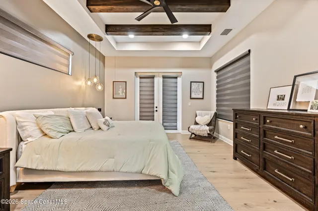 a view of an entryway with workspace