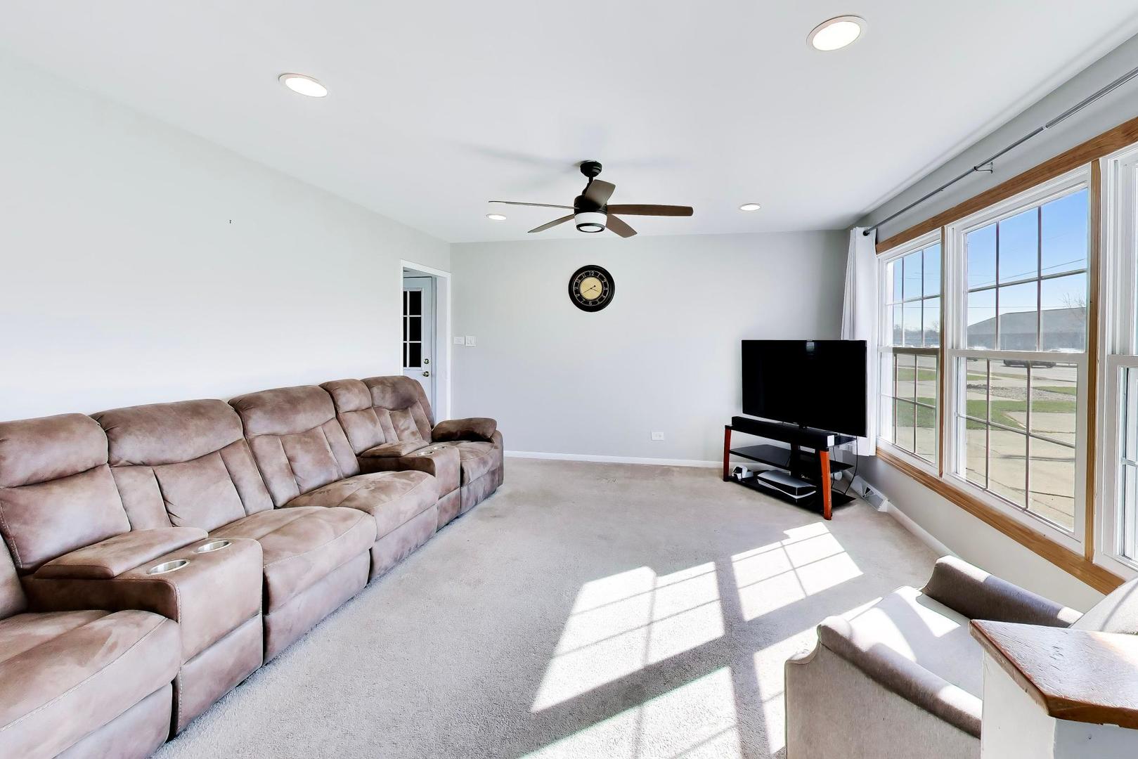 2N135 Bloomingdale Road Glendale Heights, IL 60139 - Photo 4 of 23