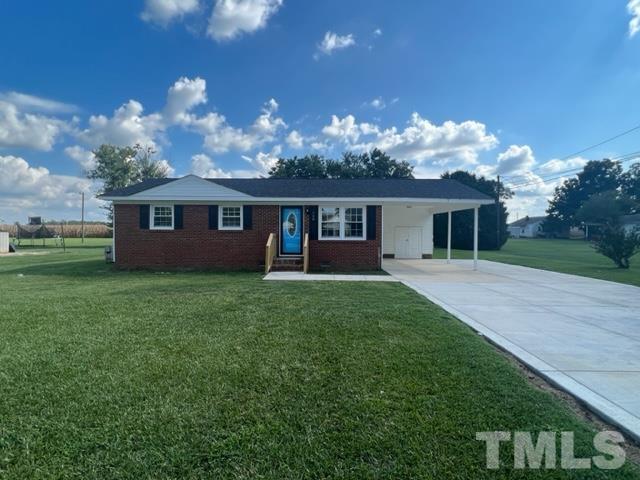 a view of a house with backyard and garden