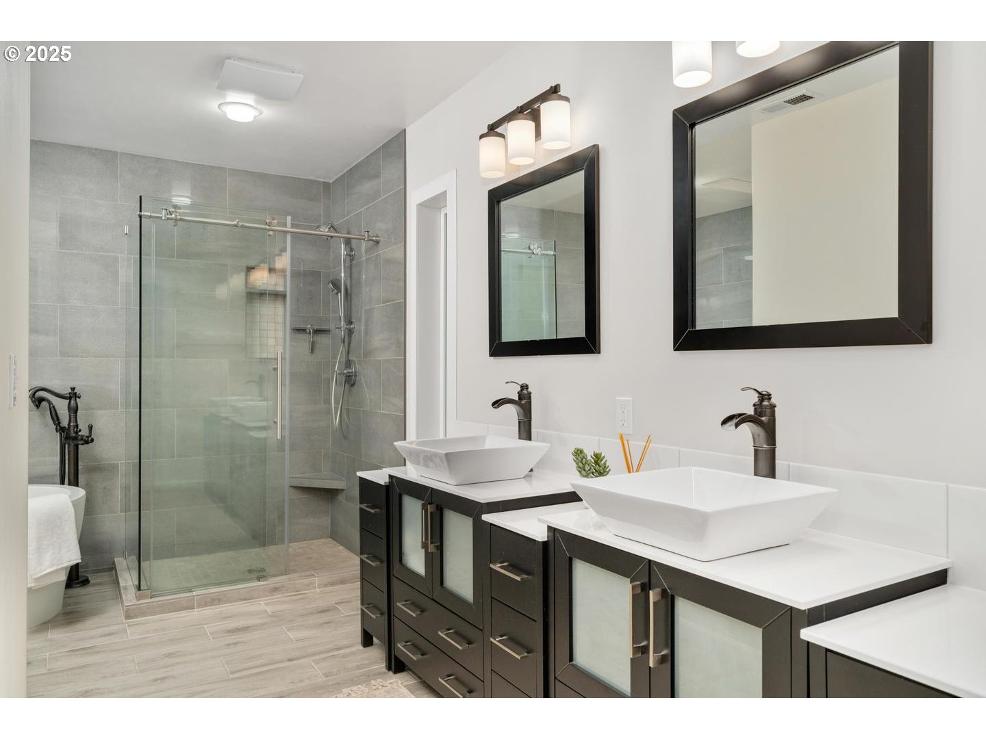 1035 Southwest Palatine Street Portland, OR 97219 - Photo 25 of 47 Owner's Suite Bathroom