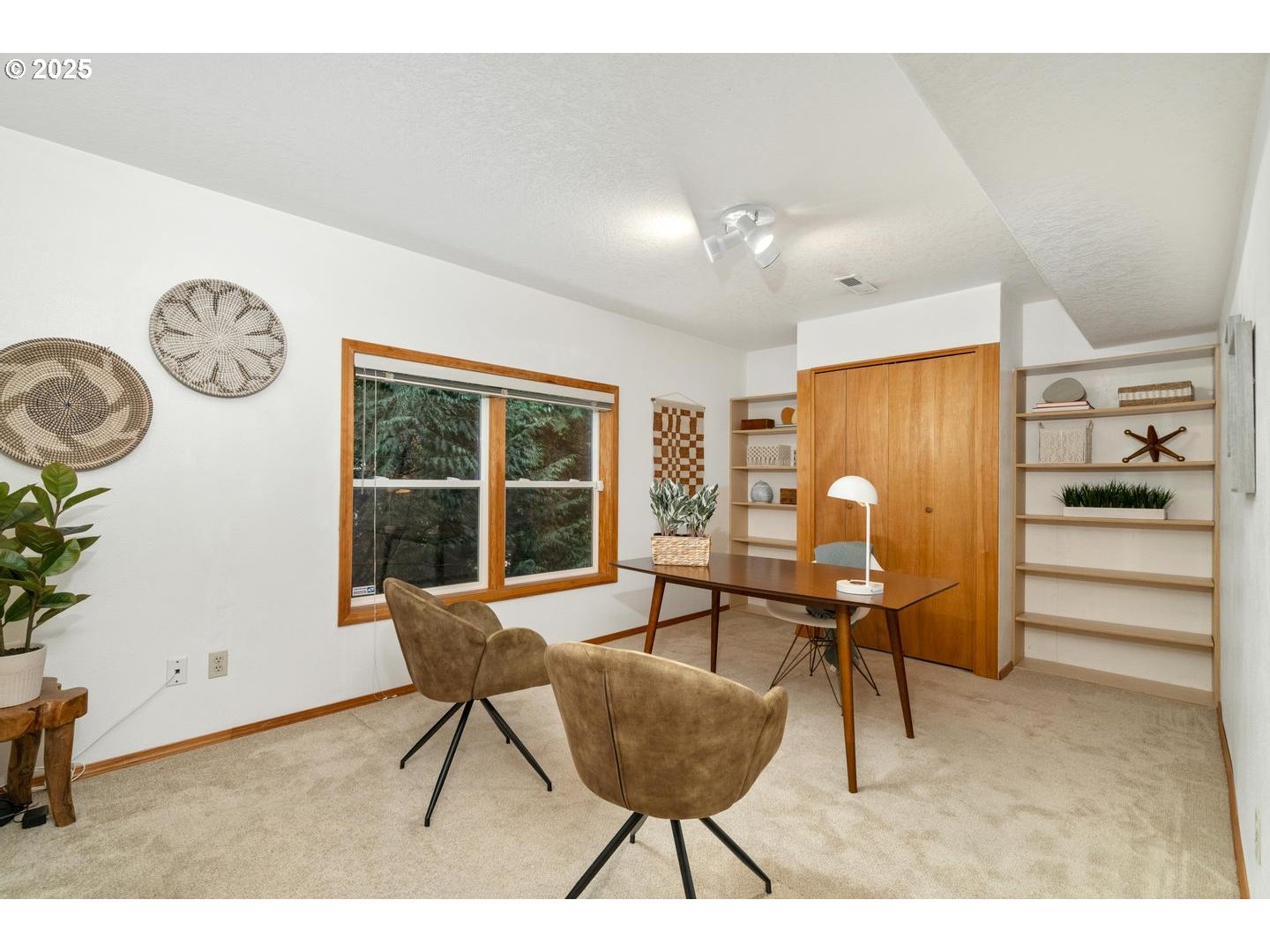 1035 Southwest Palatine Street Portland, OR 97219 - Photo 30 of 47 Den/Office