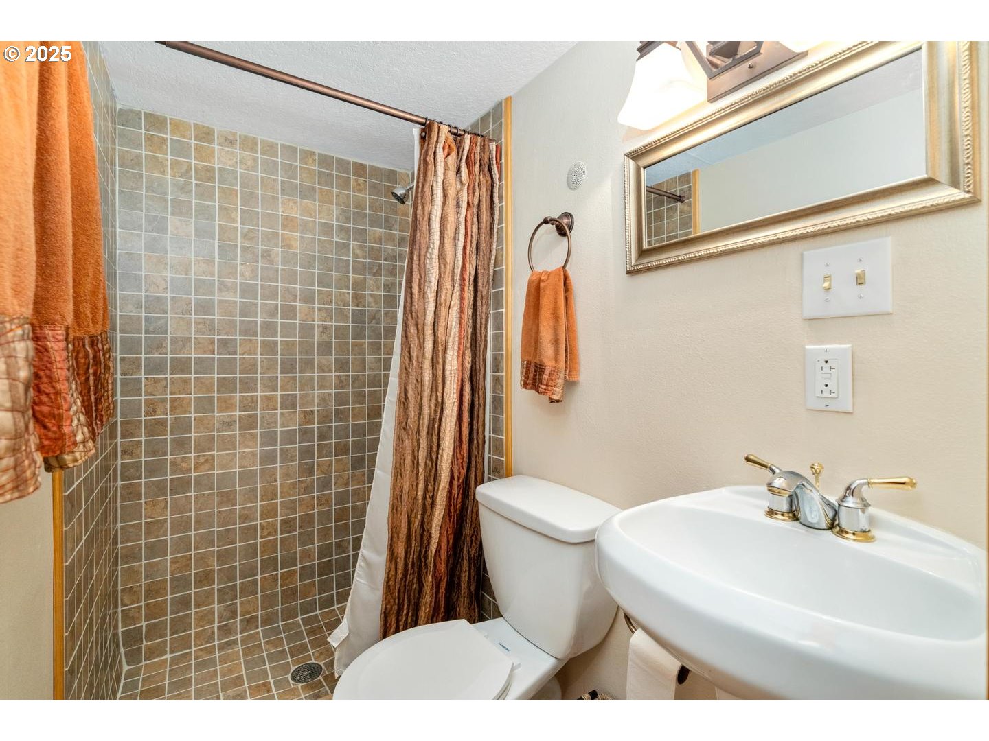 1035 Southwest Palatine Street Portland, OR 97219 - Photo 33 of 47 Bathroom