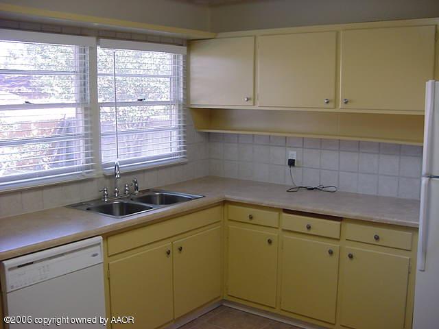 5213 Parker Street Amarillo, TX 79110 - Photo 12 of 16 Kitchen