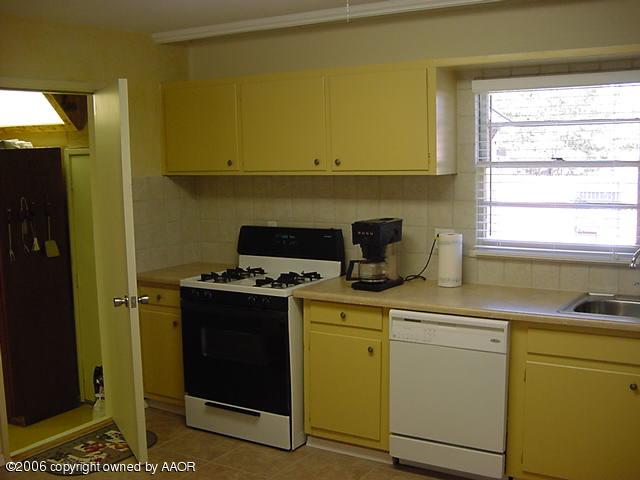 5213 Parker Street Amarillo, TX 79110 - Photo 13 of 16 Kitchen