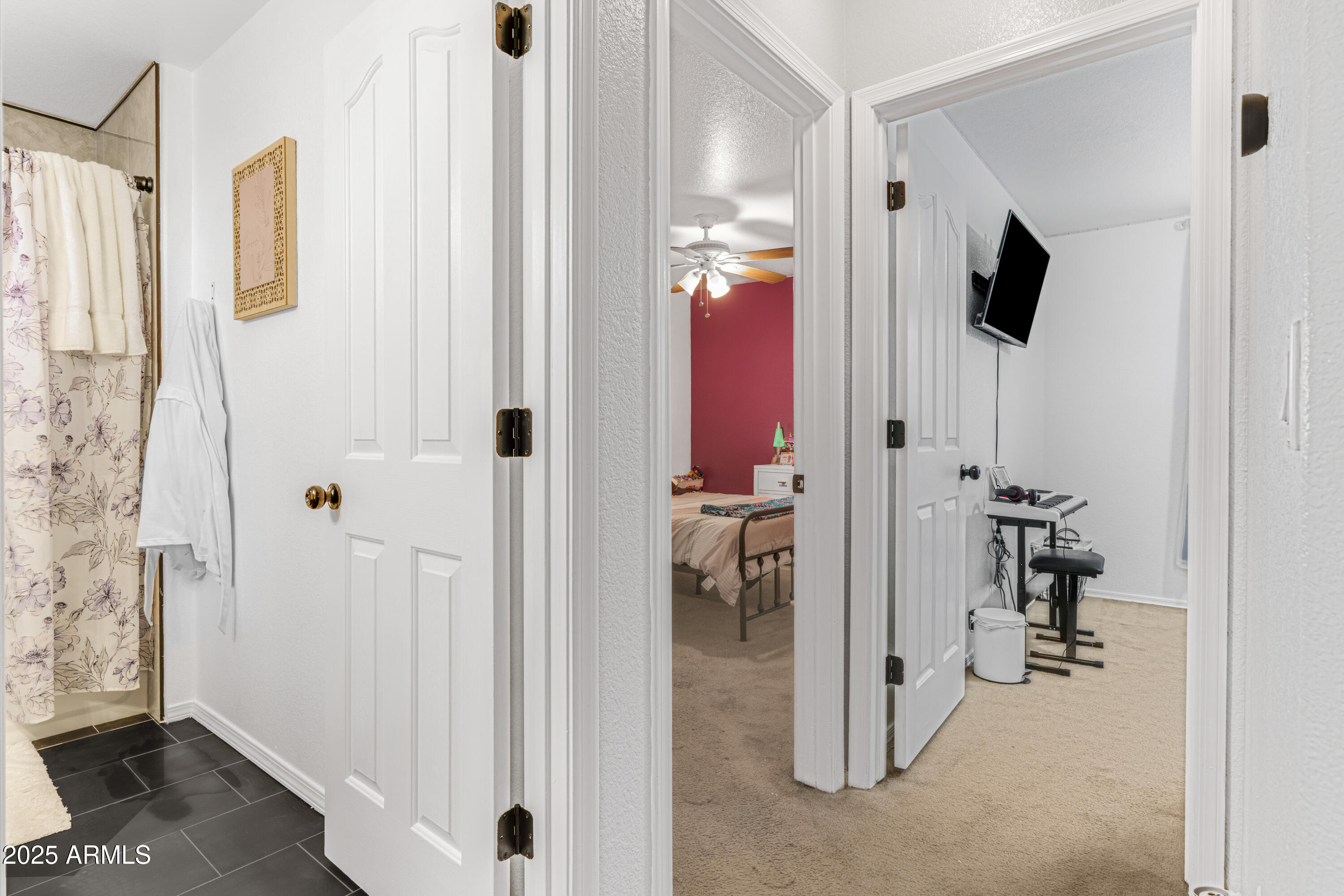 1512 East Chipman Road Phoenix, AZ 85040 - Photo 17 of 21 a view of a living room