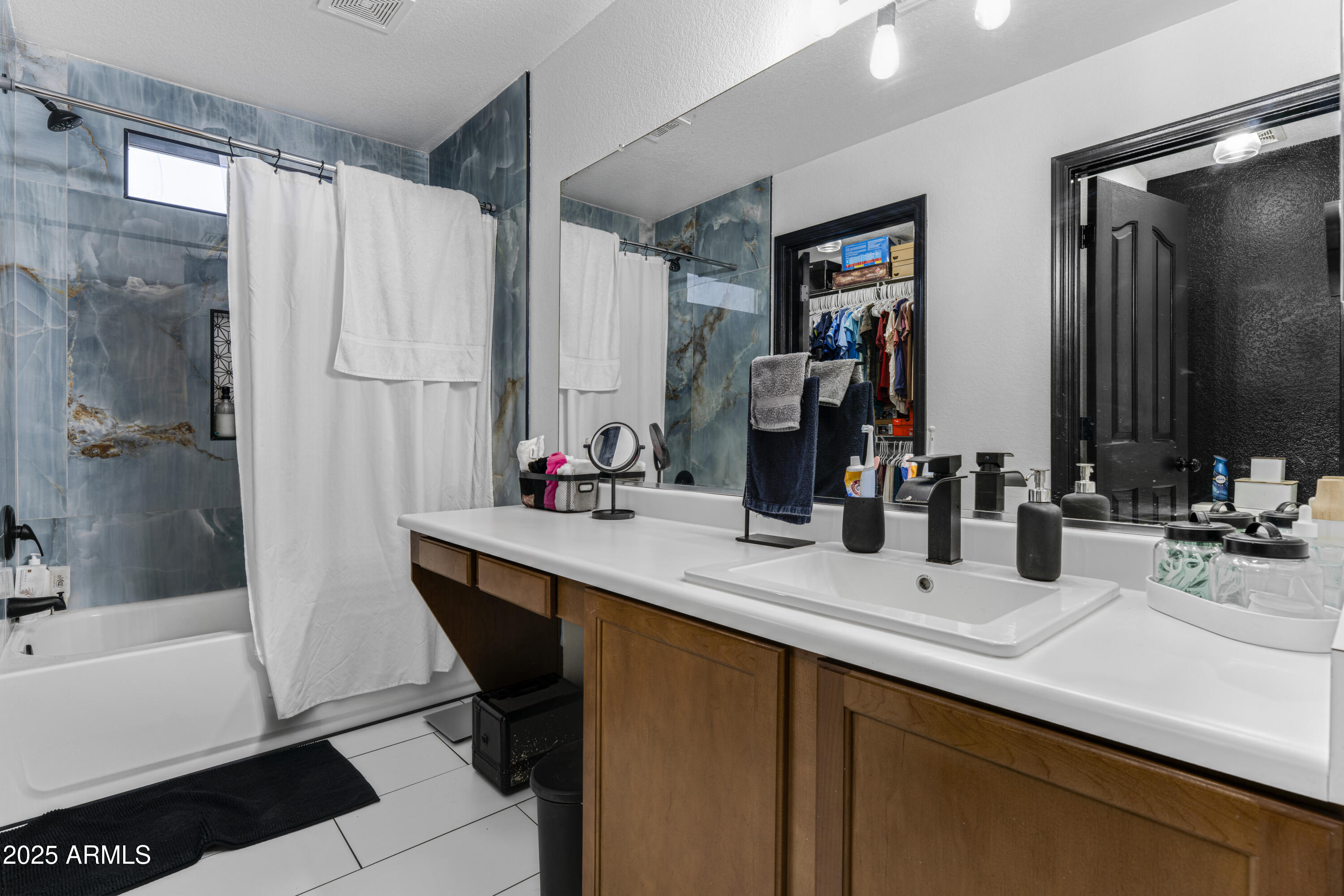 1512 East Chipman Road Phoenix, AZ 85040 - Photo 20 of 21 a bathroom with double vanity sinks a bathtub and a mirror