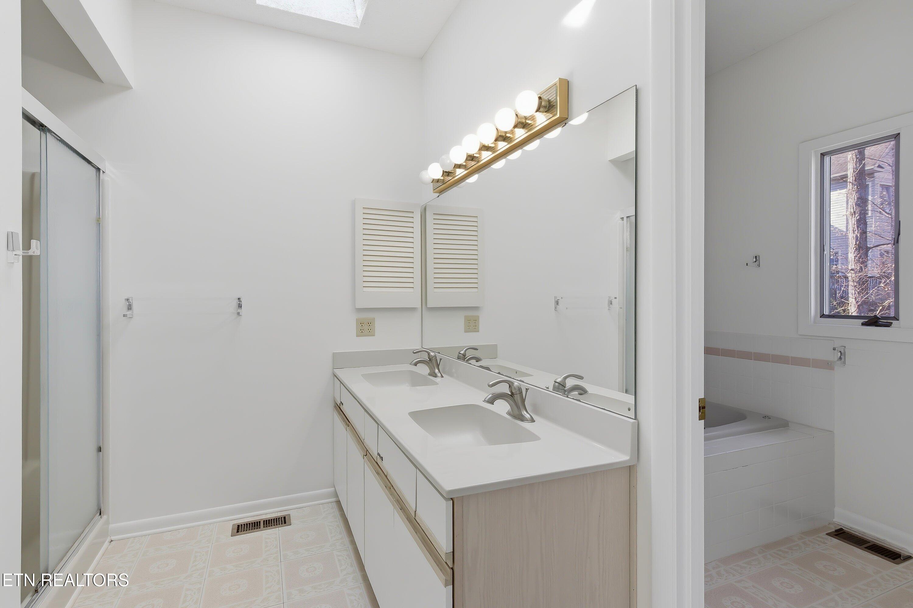 152 Whippoorwill Drive Oak Ridge, TN 37830 - Photo 19 of 28 Upstairs En-suite
