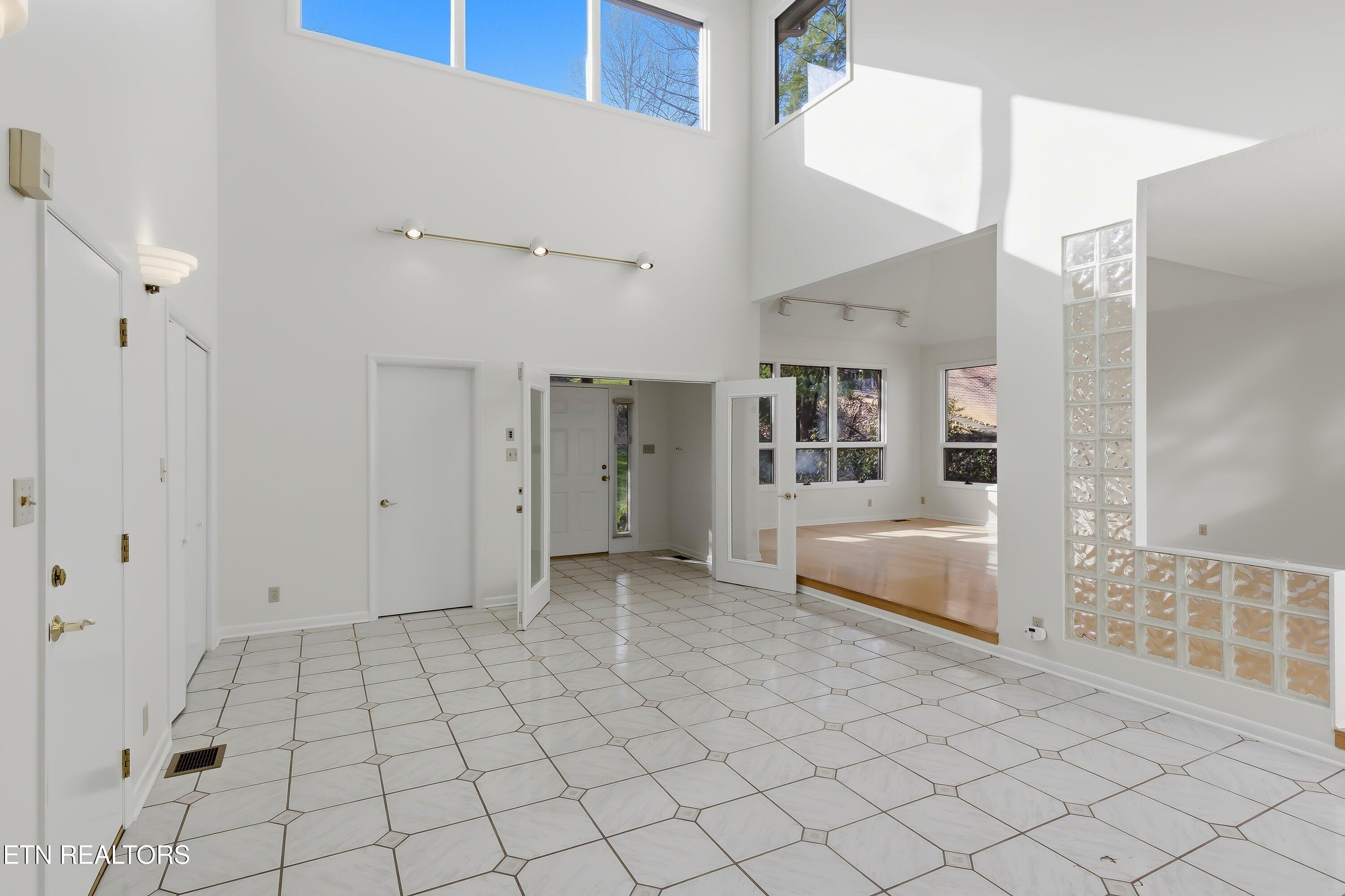 152 Whippoorwill Drive Oak Ridge, TN 37830 - Photo 5 of 28 Foyer