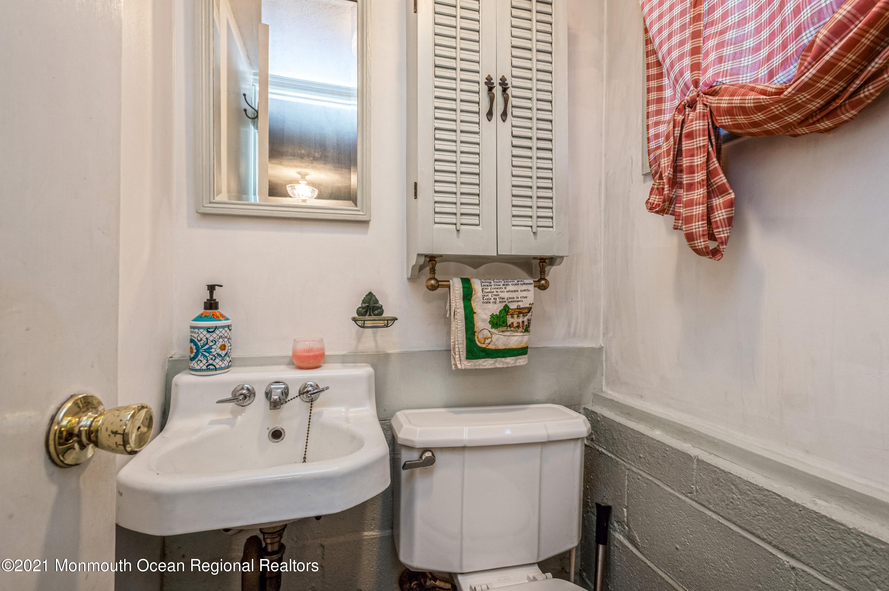 1133 Roe Avenue Point Pleasant, NJ 08742 - Photo 17 of 21 19_1133RoeAvenue_7_HalfBath_HiRes
