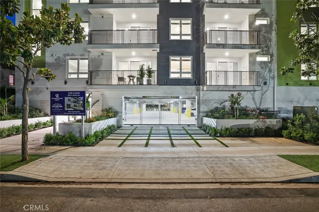 a close up view of a washer and dryer