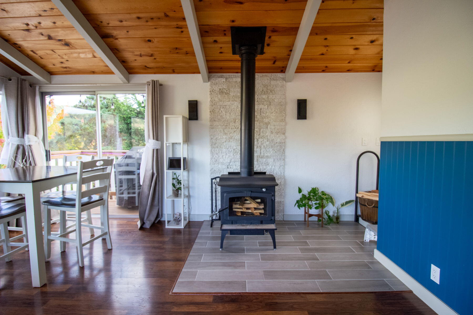 590 View Avenue Rio Dell, CA 95562 - Photo 12 of 36 a living room with furniture and wooden floor