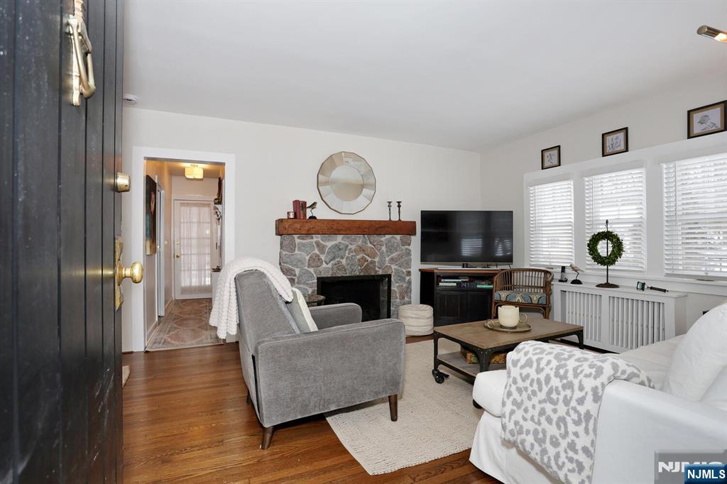 2 Maysenger Road Mahwah, NJ 07430 - Photo 2 of 48