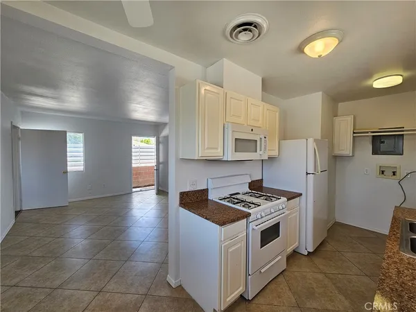 $1,700 | 66051 3rd Street, Desert Hot Springs, CA 92240