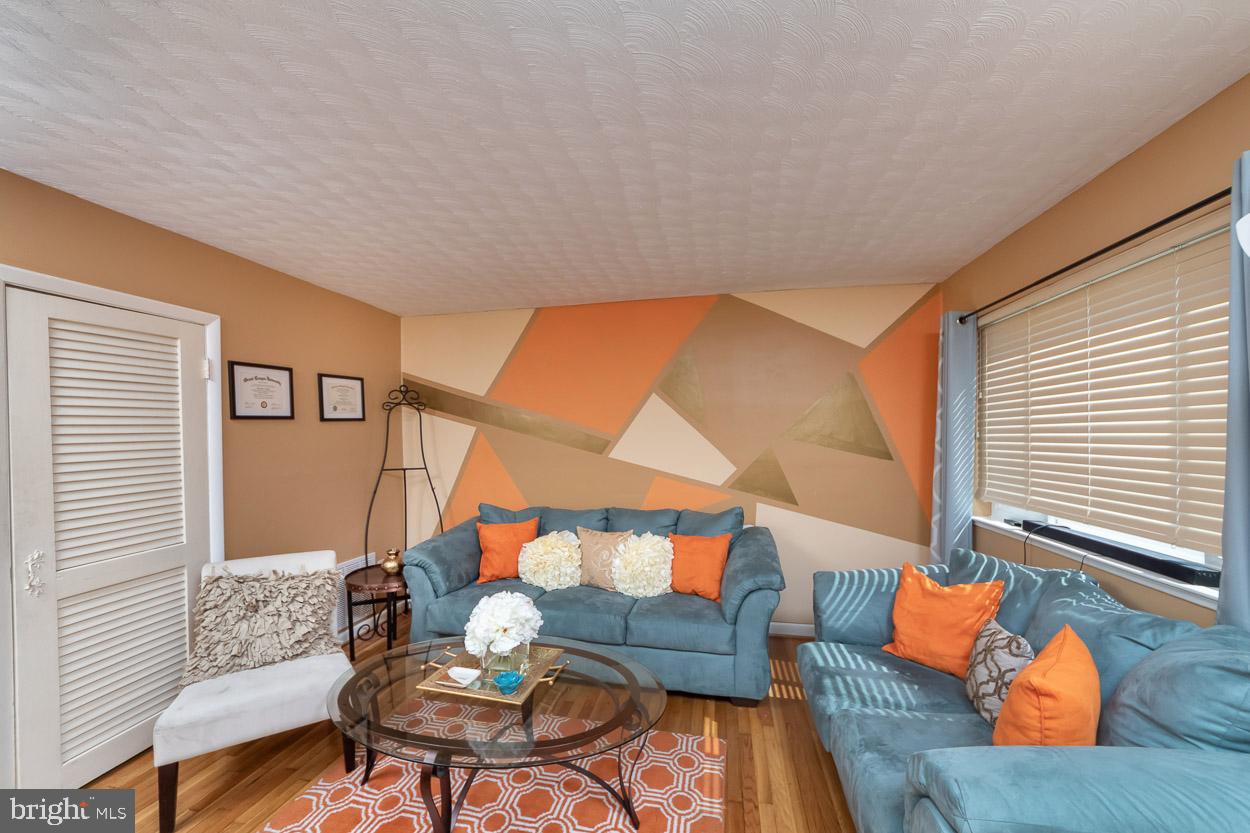 662 Queensgate Road Baltimore, MD 21229 - Photo 1 of 26 Living Room