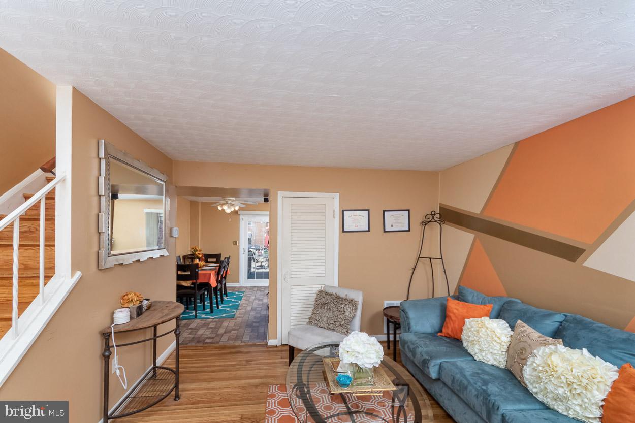 662 Queensgate Road Baltimore, MD 21229 - Photo 2 of 26 Living Room