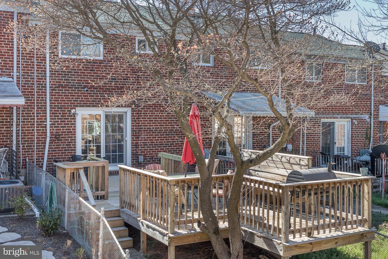 662 Queensgate Road Baltimore, MD 21229 - Photo 15 of 26 Deck