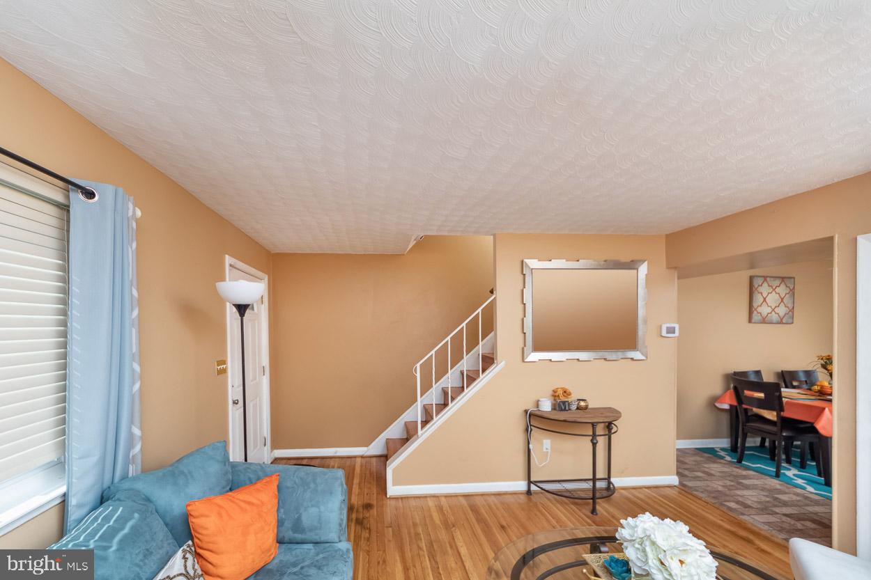 662 Queensgate Road Baltimore, MD 21229 - Photo 3 of 26 Living Room