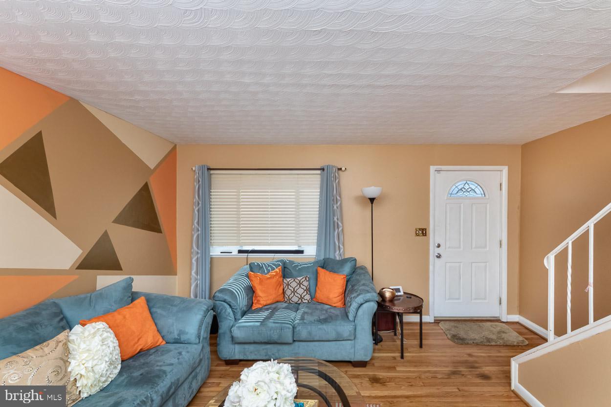 662 Queensgate Road Baltimore, MD 21229 - Photo 4 of 26 Living Room